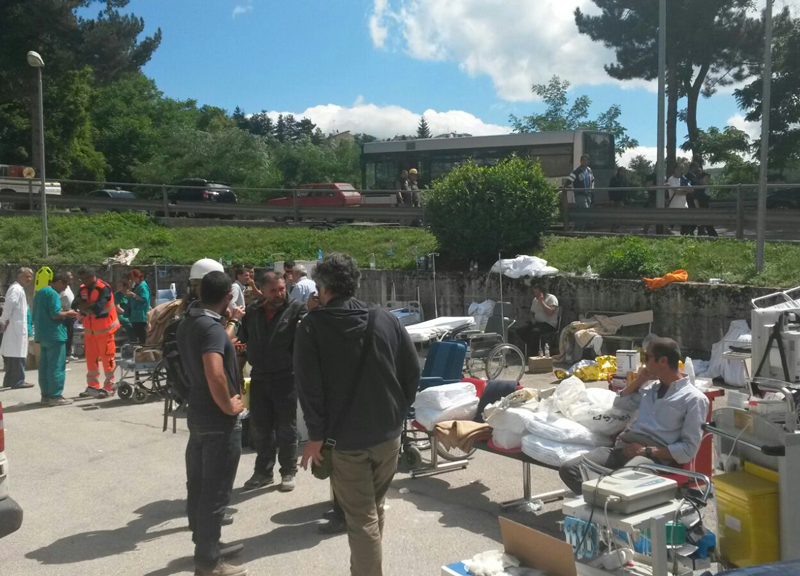 Terremoto, tra le macerie di Amatrice si scava ancora: 73 morti Terremoto, tra le macerie di Amatrice si scava ancora: 73 morti
