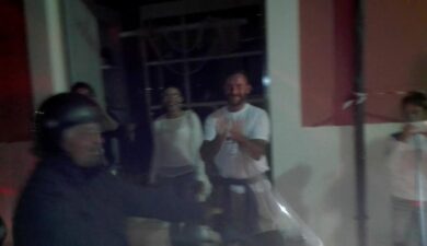 Beppe Grillo arriva in moto a Polignano a Mare