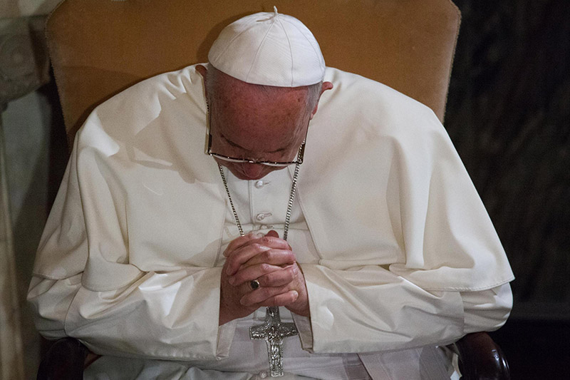 Il Papa all’udienza del mercoledì rinvia la catechesi e prega per le vittime Il Papa all’udienza del mercoledì rinvia la catechesi e prega per le vittime