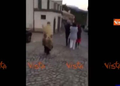 Terremoto: le persone in strada fra le macerie di Amatrice