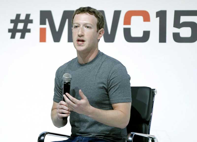 Mark Zuckerberg a Roma: mister social fa jogging al Colosseo (scortato) Mark Zuckerberg a Roma: mister social fa jogging al Colosseo (scortato)