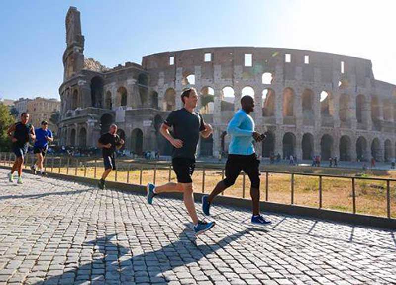 Mark Zuckerberg a Roma: mister social fa jogging al Colosseo (scortato) Mark Zuckerberg a Roma: mister social fa jogging al Colosseo (scortato)