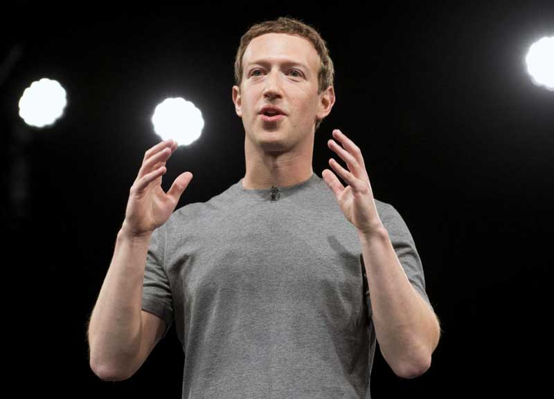 Mark Zuckerberg a Roma: mister social fa jogging al Colosseo (scortato) Mark Zuckerberg a Roma: mister social fa jogging al Colosseo (scortato)