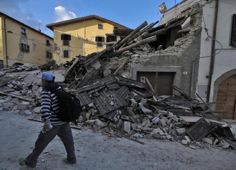 Terremoti, un salasso da 3 miliardi all’anno. Il conto del sisma per Renzi Terremoti, un salasso da 3 miliardi all’anno. Il conto del sisma per Renzi