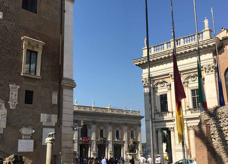 Terremoto: Roma partecipa al lutto, in Campidoglio bandiere a mezz’asta Terremoto: Roma partecipa al lutto, in Campidoglio bandiere a mezz’asta
