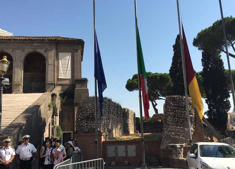 Terremoto: Roma partecipa al lutto, in Campidoglio bandiere a mezz’asta Terremoto: Roma partecipa al lutto, in Campidoglio bandiere a mezz’asta