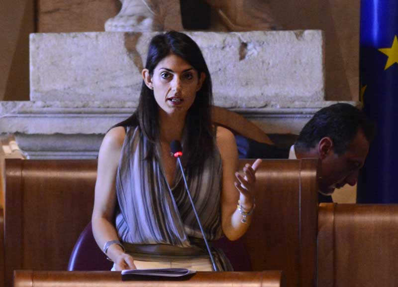 Virginia Raggi ha la cellulite. Il sindaco di Roma “confessa”. E la Boschi…