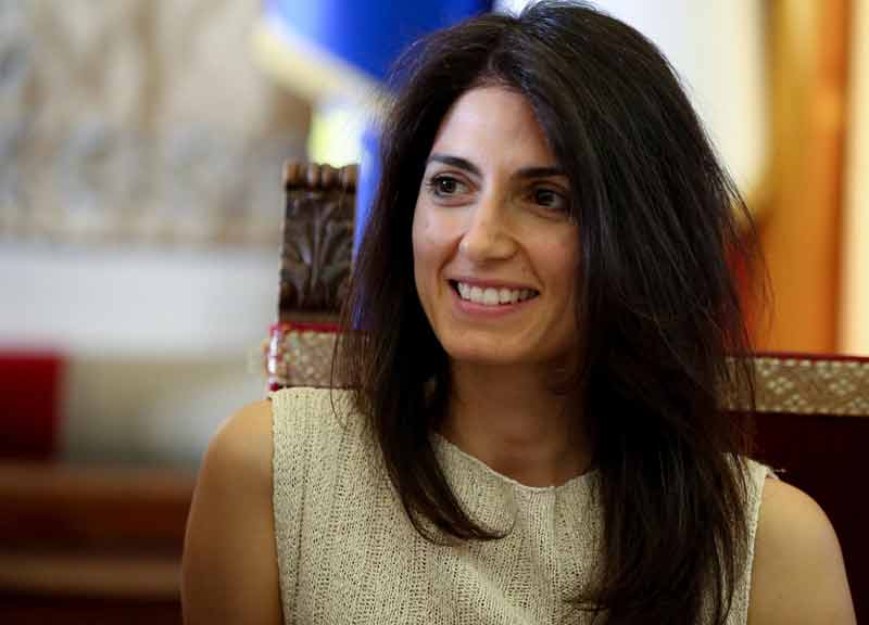 Virginia Raggi ha la cellulite. Il sindaco di Roma “confessa”. E la Boschi…
