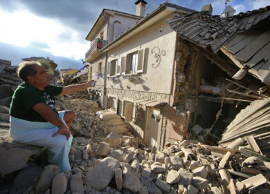 Amatrice, la rabbia dei terremotati contro i giornalisti “sciacalli”