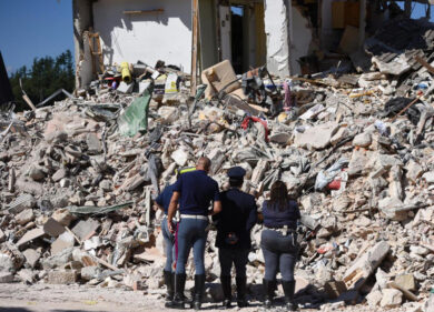 Terremoto, arrestato uno sciacallo mentre scavalcava una recinzione