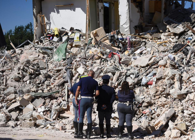 Terremoto, arrestato uno sciacallo mentre scavalcava una recinzione Terremoto, arrestato uno sciacallo mentre scavalcava una recinzione