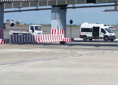 Aeroporto Fiumicino, volano i bagagli in pista. Gimkana dei mezzi