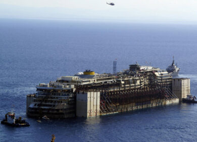 Concordia, cominciato l’ultimo viaggio della Costa