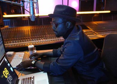 Will.i.am reinterpreta un classico soul di Otis Redding. VIDEO