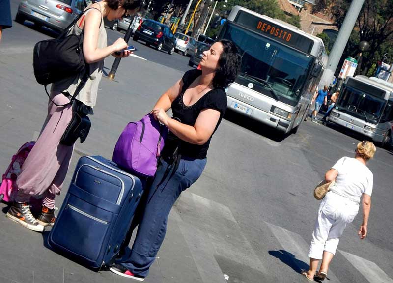 Atac da tempo di guerra. Bus e tram senza orari “Se il bus c’è si fa la corsa”