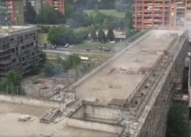 Via Adriano, incendio doloso. Opposizioni all’attacco: “Comune immobile”