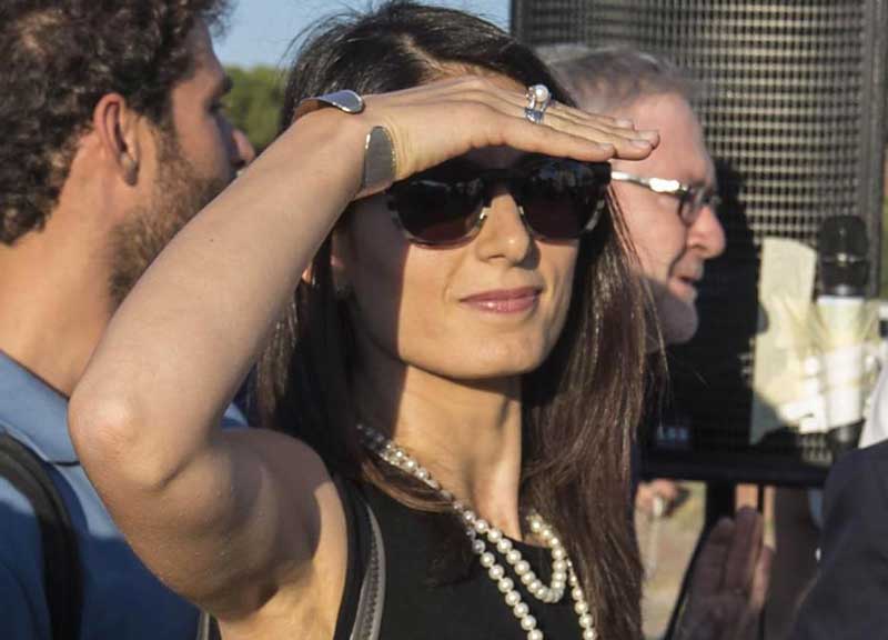 M5S nel caos, la Raggi se la cava con 65 secondi su fb. E passa la paura M5S nel caos, la Raggi se la cava con 65 secondi su fb. E passa la paura