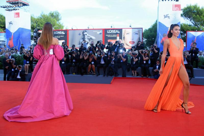 Dopo Venezia Giulia Salemi e Dayane Mello scaldano Milano. FOTO Dopo Venezia Giulia Salemi e Dayane Mello scaldano Milano. FOTO