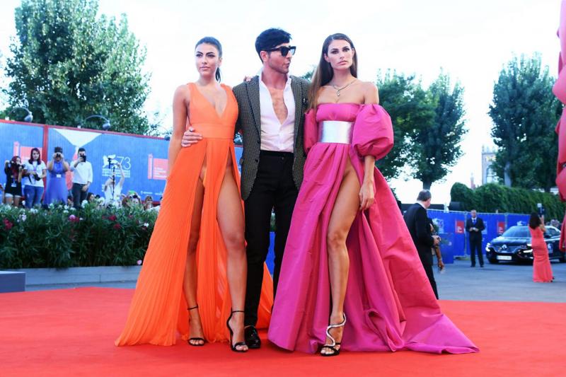 Dopo Venezia Giulia Salemi e Dayane Mello scaldano Milano. FOTO Dopo Venezia Giulia Salemi e Dayane Mello scaldano Milano. FOTO