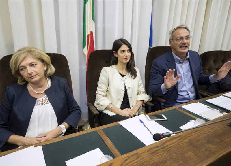 Raggi licenzia Marra e conferma Muraro. “La Giunta va avanti” Raggi licenzia Marra e conferma Muraro. “La Giunta va avanti”