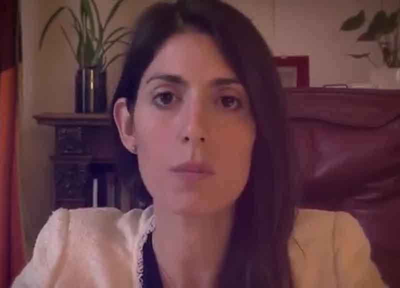 L’Avvenire strapazza la Raggi ma apre: “Merita un’altra chance”