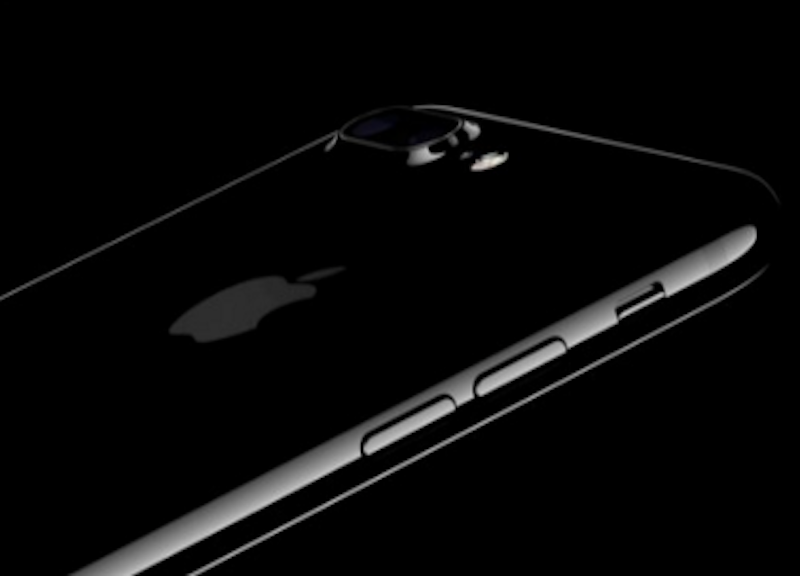 Apple iPhone 7, il jack resiste agli AirPods con l’adattatore Apple iPhone 7, il jack resiste agli AirPods con l’adattatore