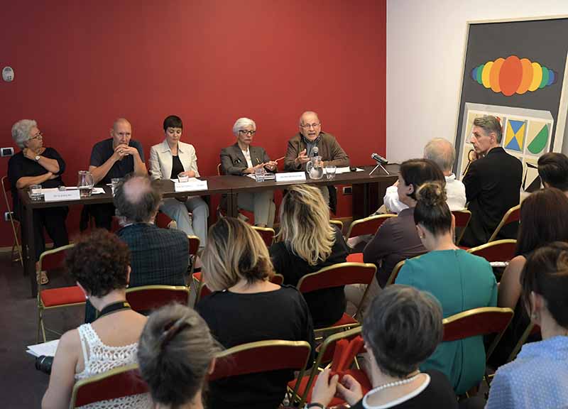 Mostre: la moda di Ferré e le foto di Comte a Parma Mostre: la moda di Ferré e le foto di Comte a Parma