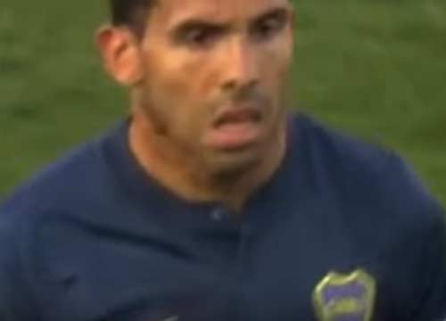 Tevez urla “quella t..a di tua sorella” all’arbitro: maxi squalifica in arrivo Tevez urla “quella t..a di tua sorella” all’arbitro: maxi squalifica in arrivo