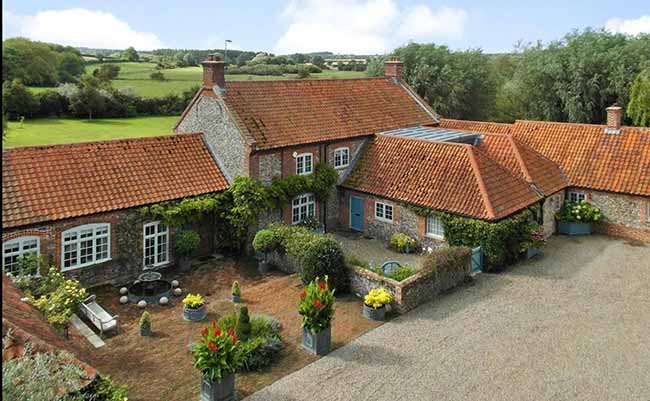 Kate Middleton, che coppia con la regina al volante: foto. E Harry intanto…