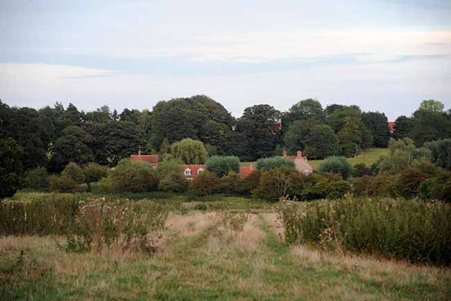 Kate Middleton, che coppia con la regina al volante: foto. E Harry intanto…