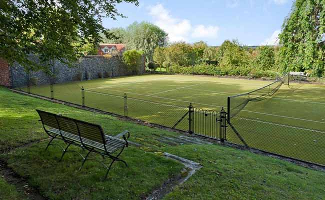 Kate Middleton, che coppia con la regina al volante: foto. E Harry intanto…