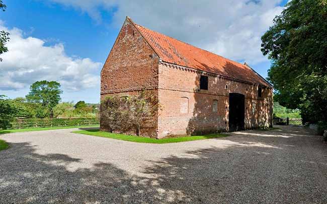 Kate Middleton, che coppia con la regina al volante: foto. E Harry intanto…