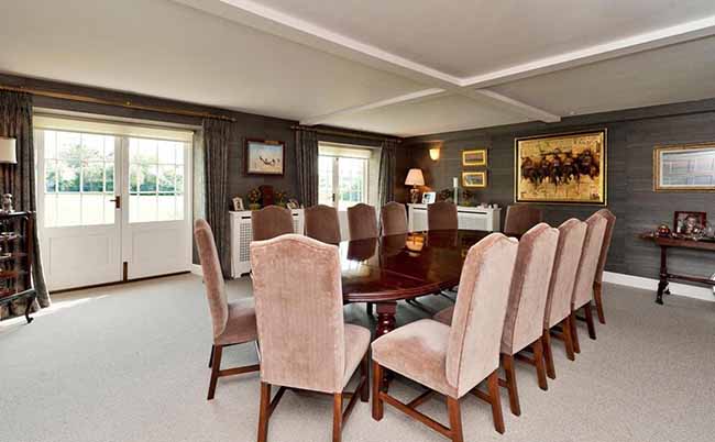 Kate Middleton, che coppia con la regina al volante: foto. E Harry intanto…