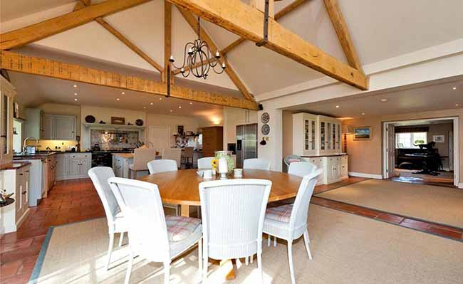 Kate Middleton, che coppia con la regina al volante: foto. E Harry intanto…