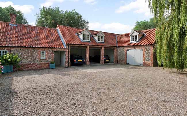 Kate Middleton, che coppia con la regina al volante: foto. E Harry intanto…