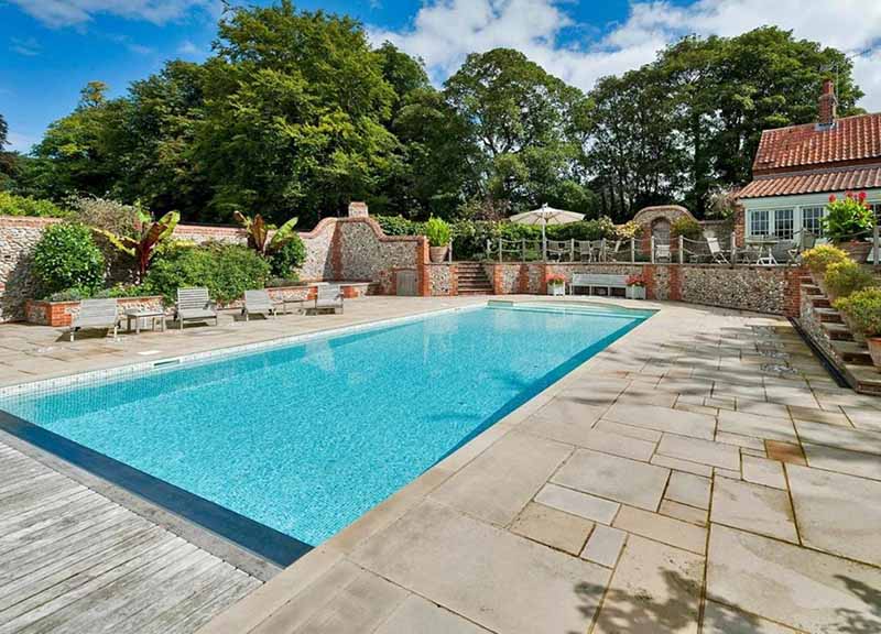 Kate Middleton, che coppia con la regina al volante: foto. E Harry intanto…