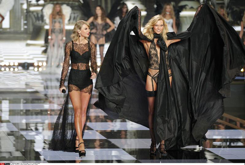 Victoria’s Secret sfila verso la passerella di Parigi Victoria’s Secret sfila verso la passerella di Parigi