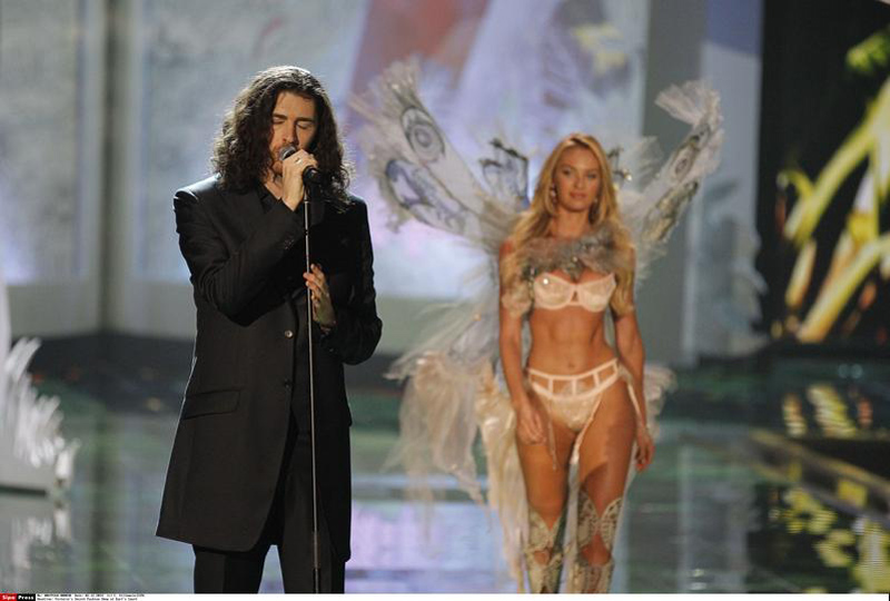 Victoria’s Secret sfila verso la passerella di Parigi Victoria’s Secret sfila verso la passerella di Parigi