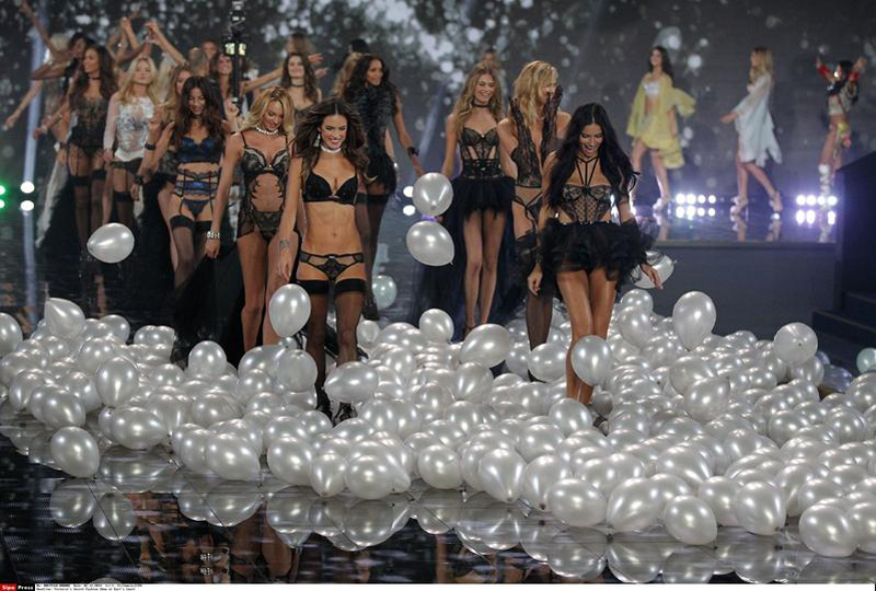 Victoria’s Secret sfila verso la passerella di Parigi Victoria’s Secret sfila verso la passerella di Parigi