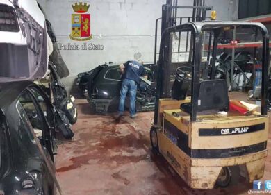 Smontavano a pezzi auto rubate per rivenderli al mercato nero, 3 arresti
