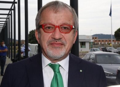 La Regione “licenzia” Equitalia, Maroni: “Da domani cartelle addio”