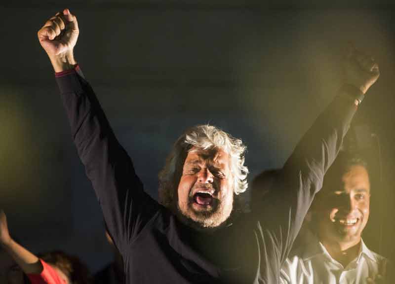 Grillo: “La Raggi non si tocca”. E prova a spegnere il fuoco M5S su Roma Grillo: “La Raggi non si tocca”. E prova a spegnere il fuoco M5S su Roma