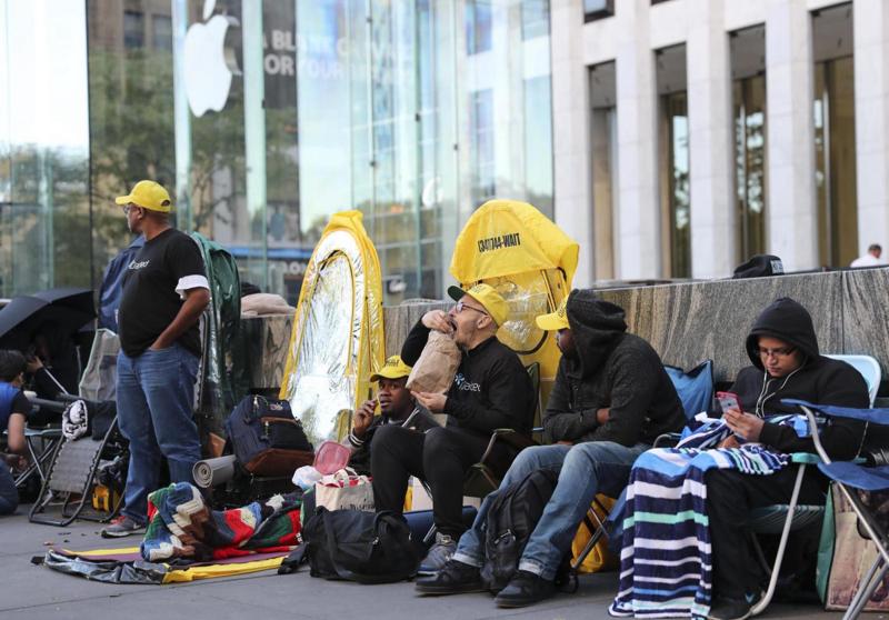 iPhone 7, tutti in fila per lo smartphone Apple. Code, sold out e proteste iPhone 7, tutti in fila per lo smartphone Apple. Code, sold out e proteste