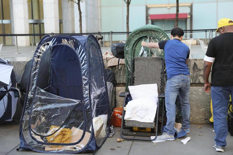 iPhone 7, tutti in fila per lo smartphone Apple. Code, sold out e proteste iPhone 7, tutti in fila per lo smartphone Apple. Code, sold out e proteste