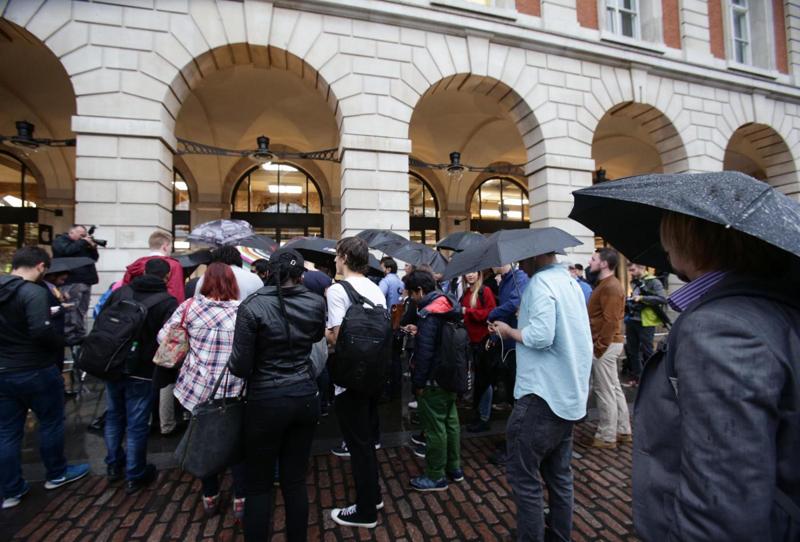 iPhone 7, tutti in fila per lo smartphone Apple. Code, sold out e proteste iPhone 7, tutti in fila per lo smartphone Apple. Code, sold out e proteste