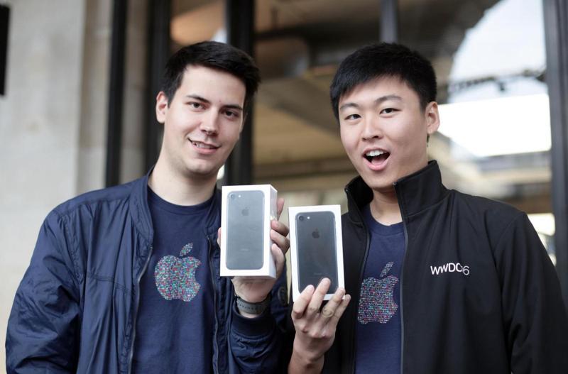 iPhone 7, tutti in fila per lo smartphone Apple. Code, sold out e proteste iPhone 7, tutti in fila per lo smartphone Apple. Code, sold out e proteste