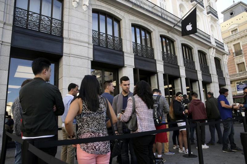 iPhone 7, tutti in fila per lo smartphone Apple. Code, sold out e proteste iPhone 7, tutti in fila per lo smartphone Apple. Code, sold out e proteste