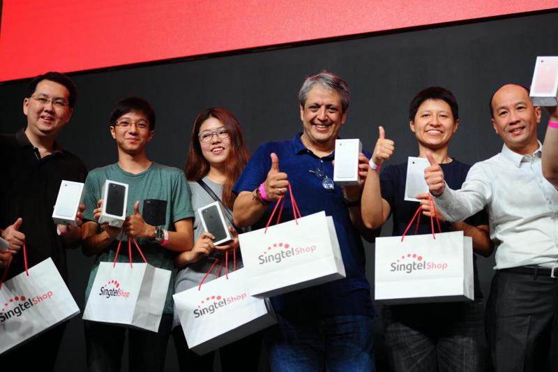 iPhone 7, tutti in fila per lo smartphone Apple. Code, sold out e proteste iPhone 7, tutti in fila per lo smartphone Apple. Code, sold out e proteste