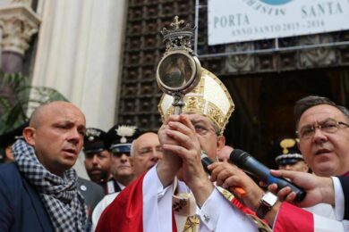 Miracolo San Gennaro, Cardinale Sepe annuncia scioglimento del sangue. Video
