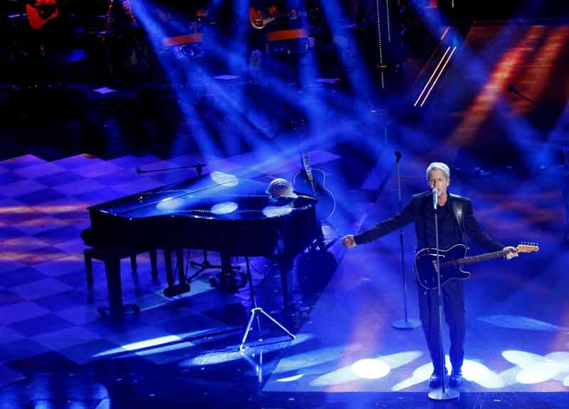 Claudio Baglioni canta in Vaticano per i bambini terremotati Claudio Baglioni canta in Vaticano per i bambini terremotati